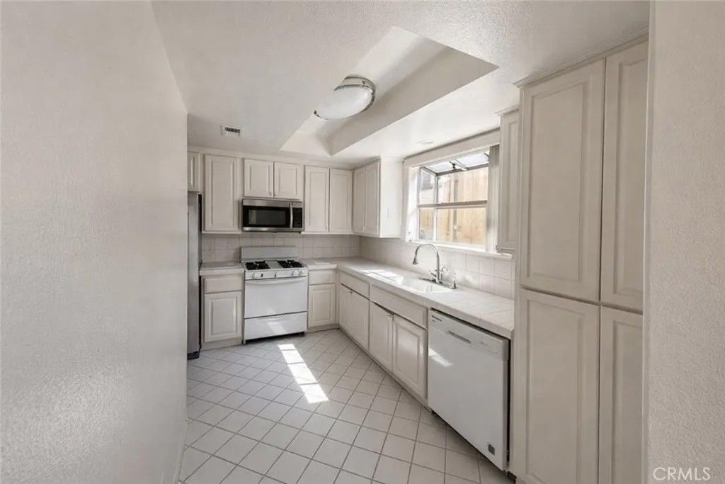 Photo of 1811 Manning Ave #302, Los Angeles, CA 90025 (MLS # DW26065195)