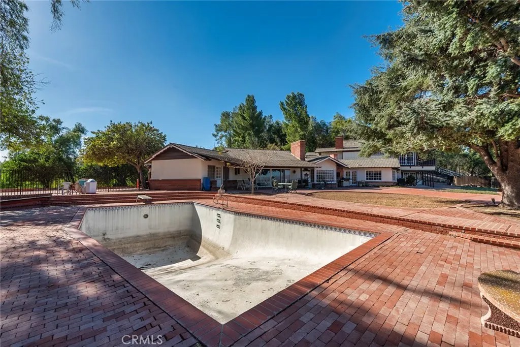 6006 CLEAR VALLEY