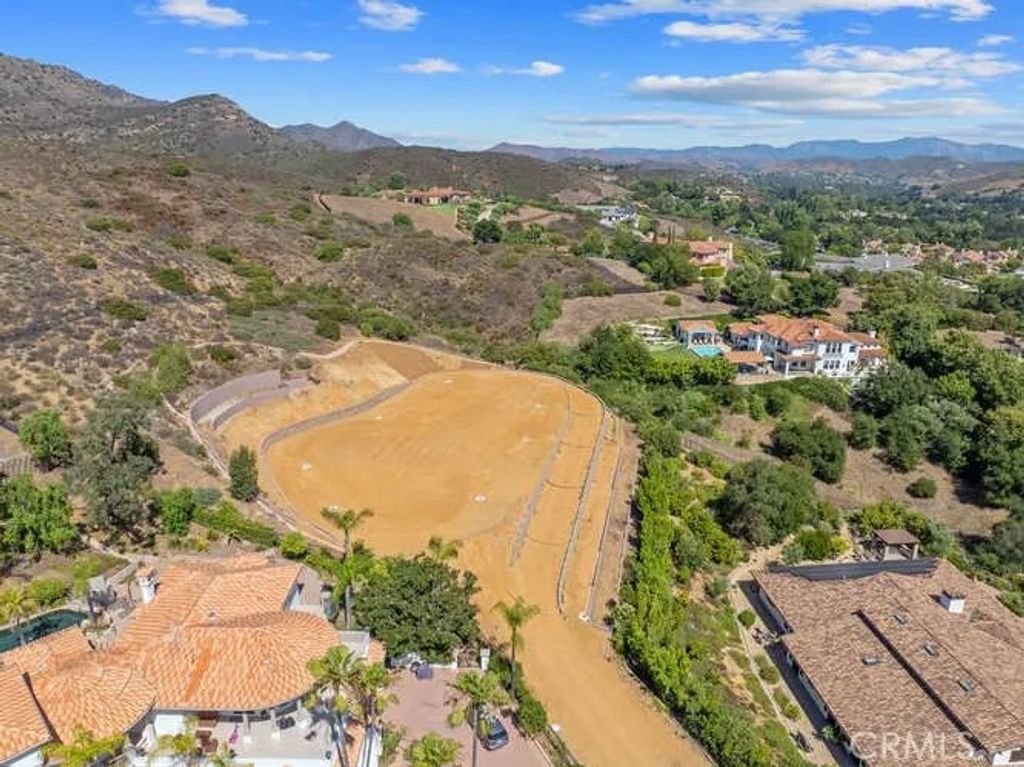 Photo of 4774 Golf Course, Thousand Oaks, CA 91362 (MLS # SR26020342)