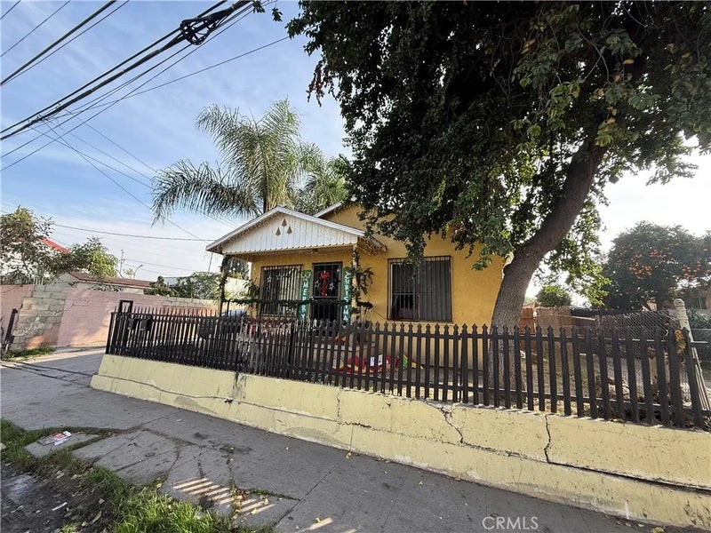 1832 E 108th
