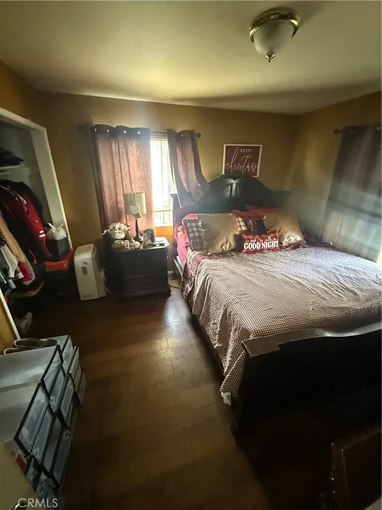 1832 E 108th