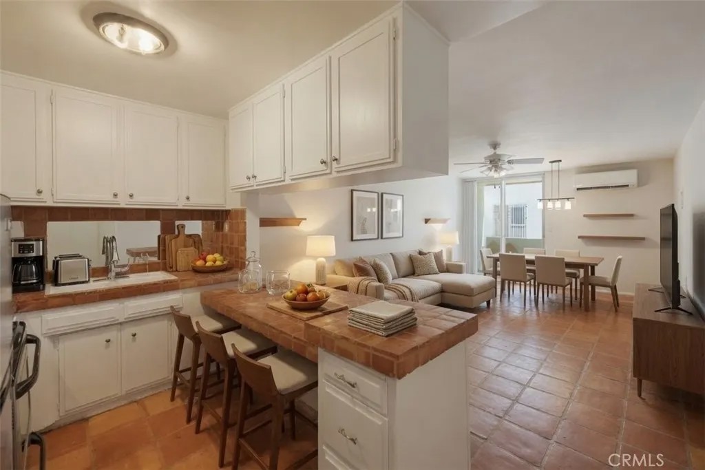 425 S Kenmore 206