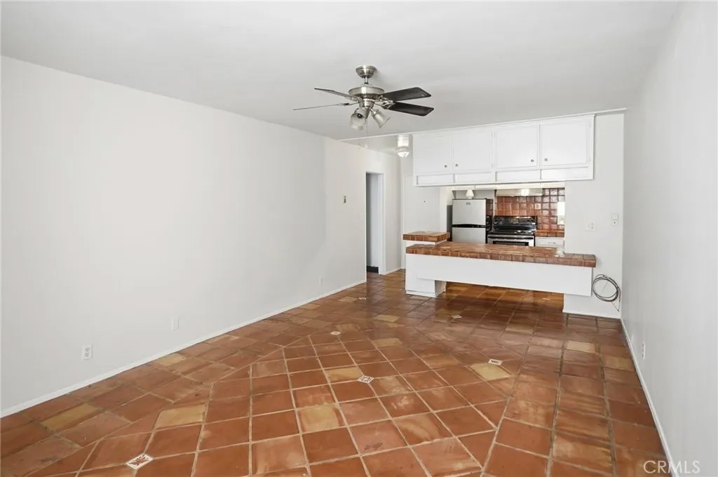 425 S Kenmore 206