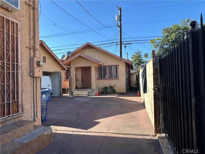 1137 W 61st