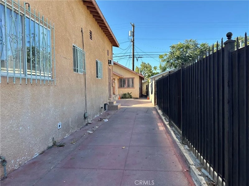 1137 W 61st