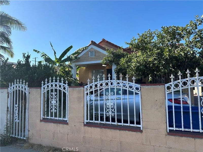 1137 W 61st