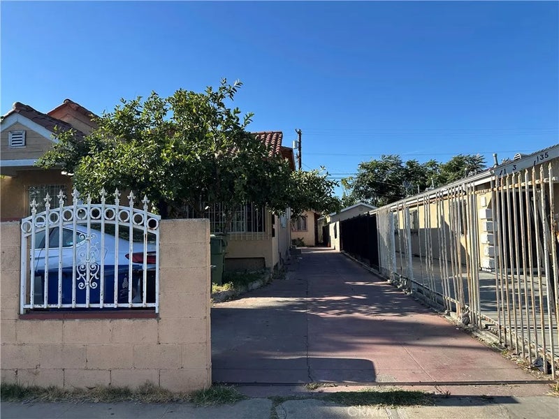 1137 W 61st