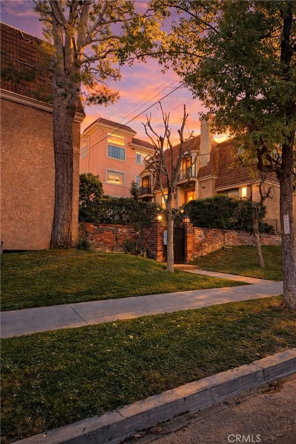 Photo of 4370 W 8th St, Los Angeles, CA 90005 (MLS # BB26056418)