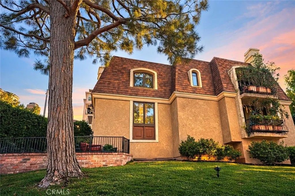 Photo of 4370 W 8th St, Los Angeles, CA 90005 (MLS # BB26056418)