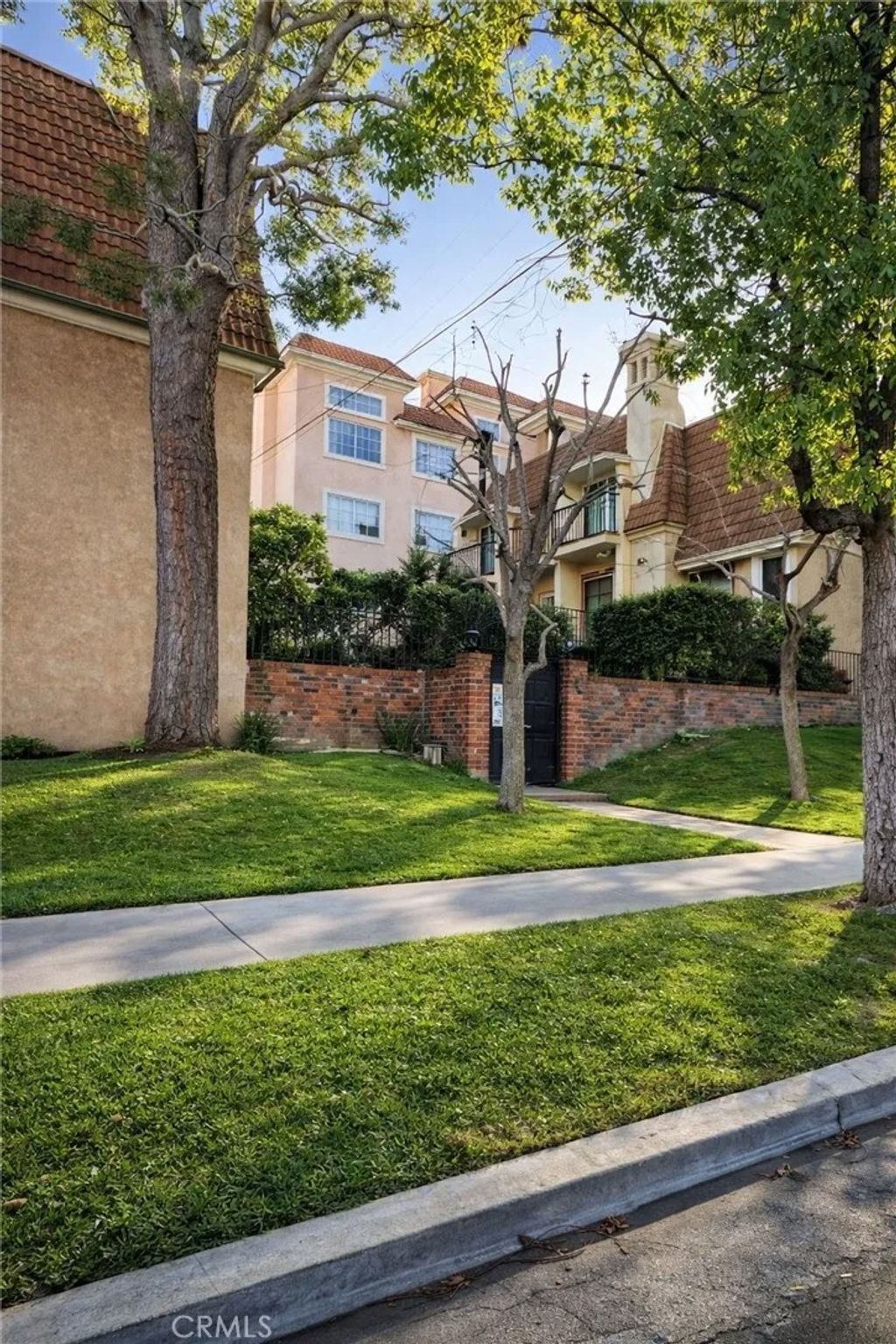 Photo of 4370 W 8th St, Los Angeles, CA 90005 (MLS # BB26056418)