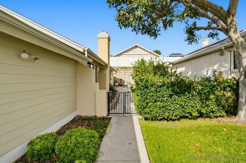 Photo of 601 Nantucket Dr, Chula Vista, CA 91911 (MLS # 250044815)