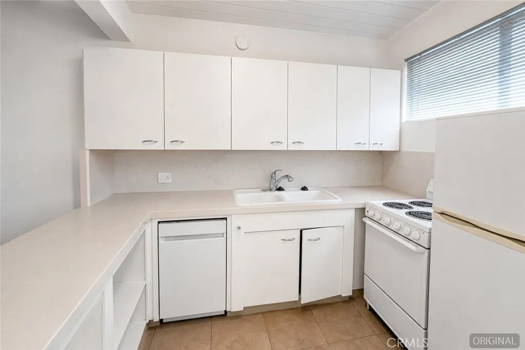 1111 E Palm Canyon 219