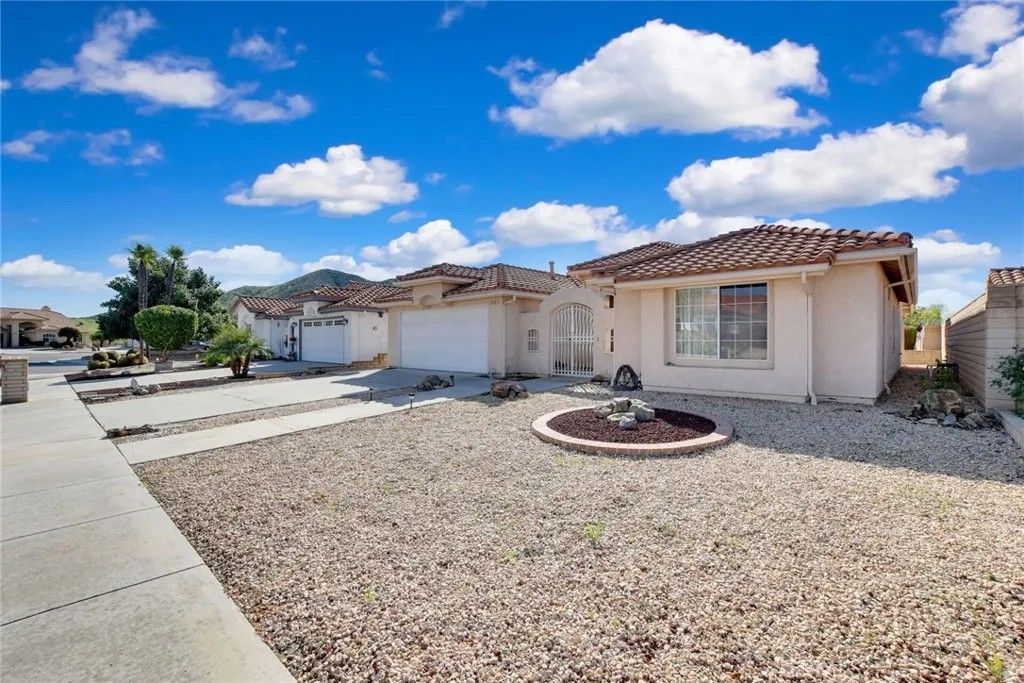 Photo of 1923 Tamarack Ln, Hemet, CA 92545 (MLS # SW26019126)