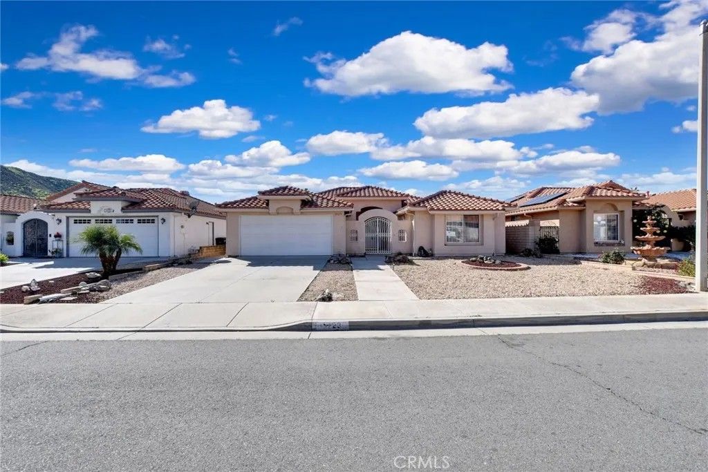 Photo of 1923 Tamarack Ln, Hemet, CA 92545 (MLS # SW26019126)