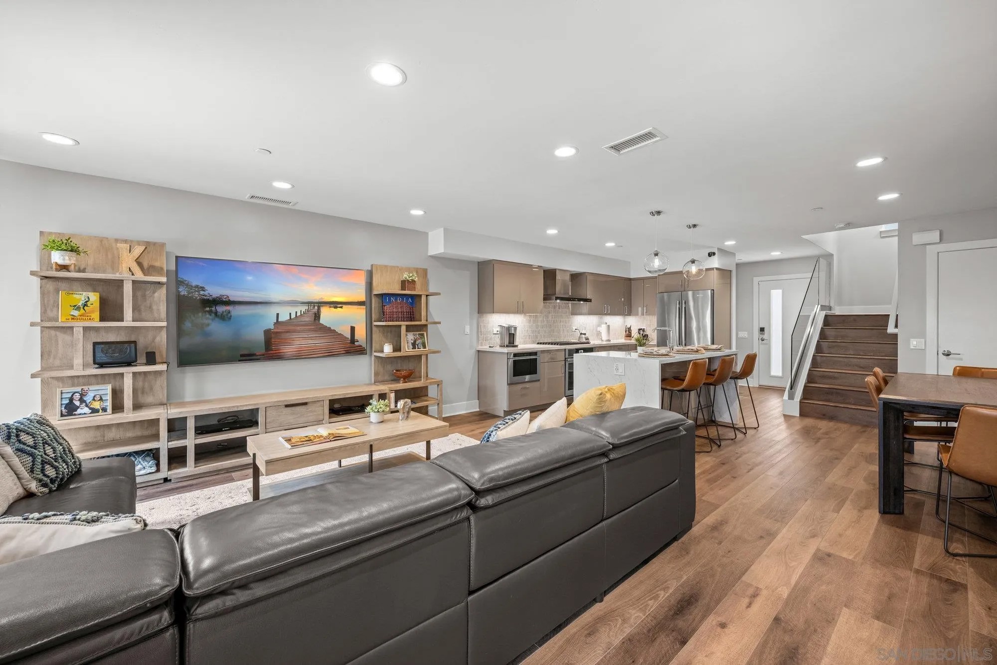 3030 Jarvis St 2