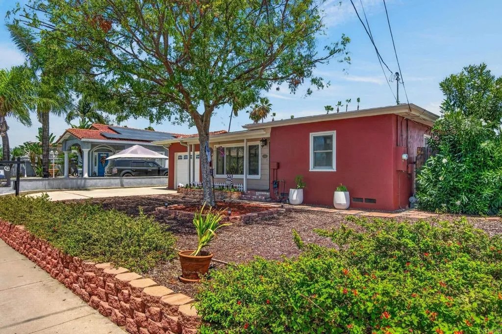 1045 S Magnolia