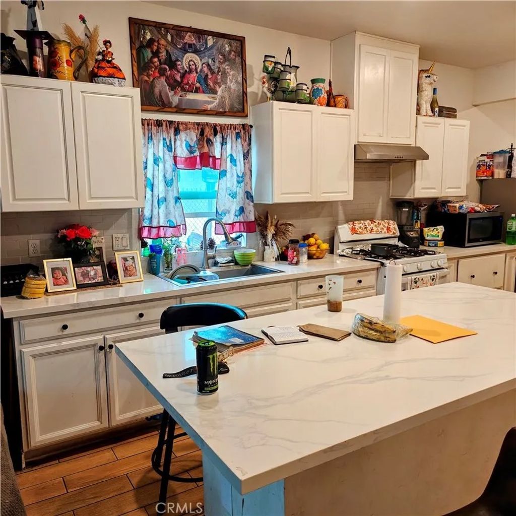 Photo of 2425 S 10th Street, Fresno, CA 93725 (MLS # FR25276113)