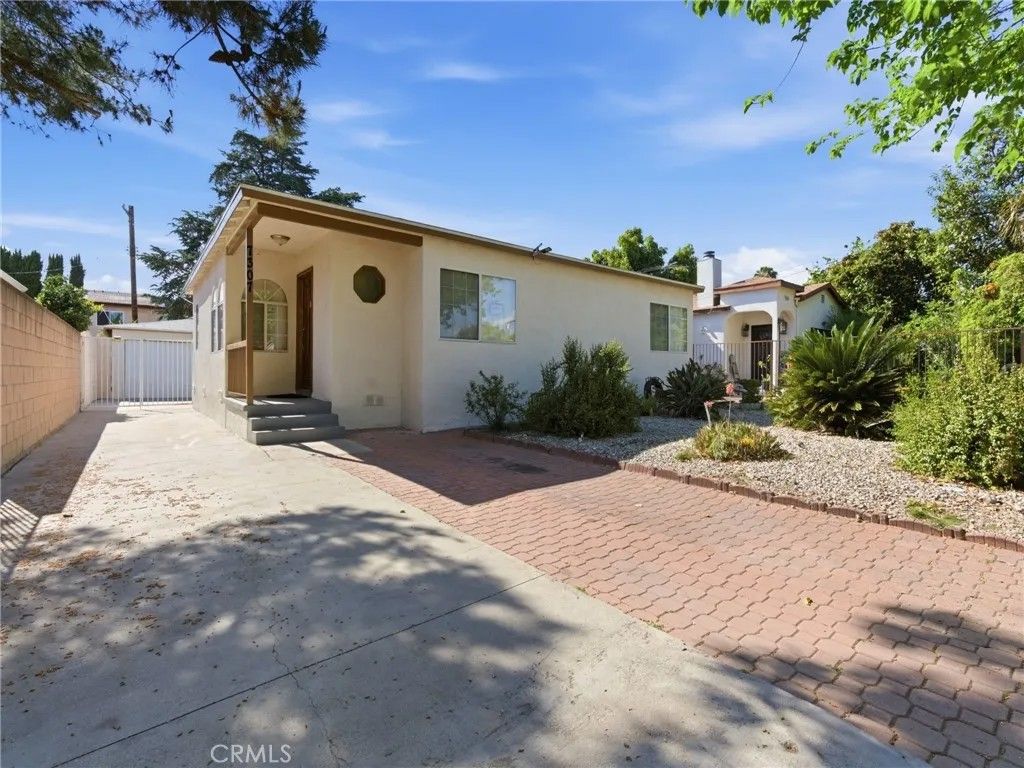 Photo of 7307 Tyrone Avenue, Van Nuys, CA 91405 (MLS # OC26083240)
