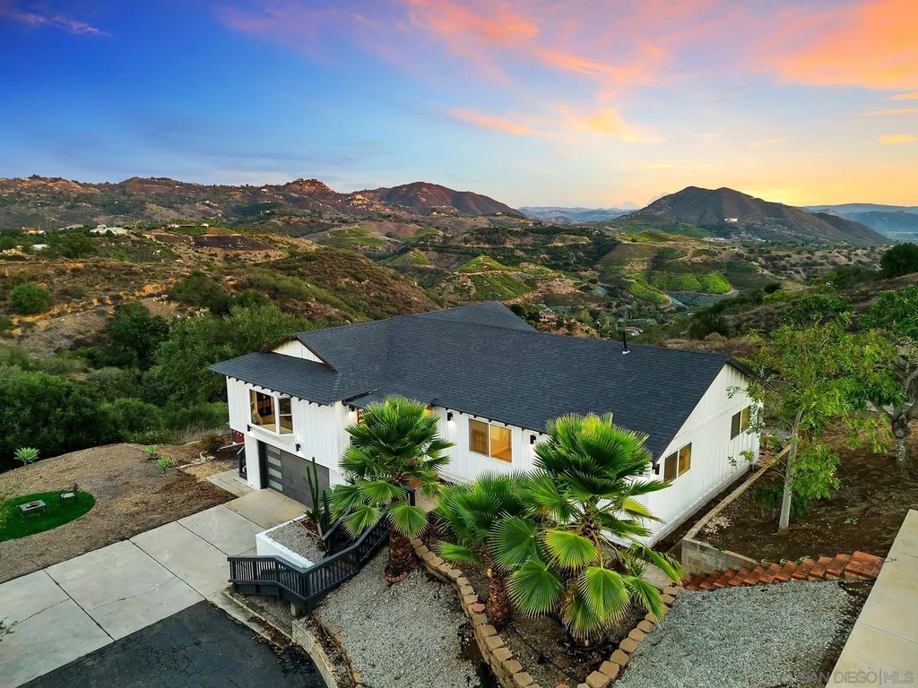 Photo of 1029 Rainbow Valley Ct, Fallbrook, CA 92028 (MLS # 250042107)