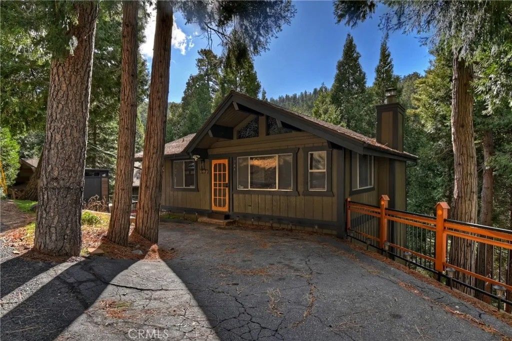 Photo of 744 Bergschrund Dr, Crestline, CA 92325 (MLS # OC26005940)