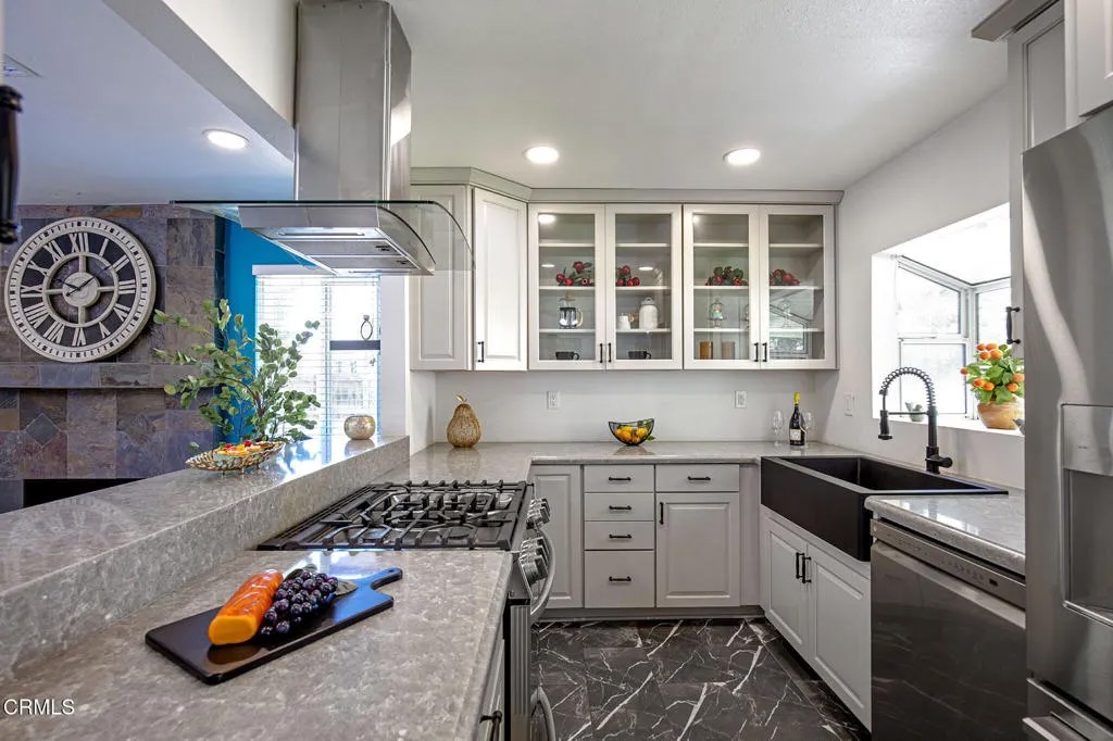 335 W Avenida De Las Flores