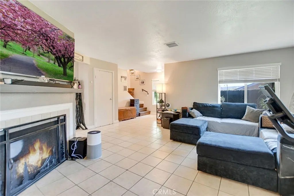 1802 N Vineyard
