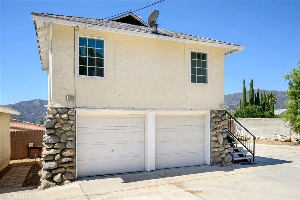 Photo of 2526 Foothill Boulevard #1/2, La Crescenta, CA 91214 (MLS # GD25266559)