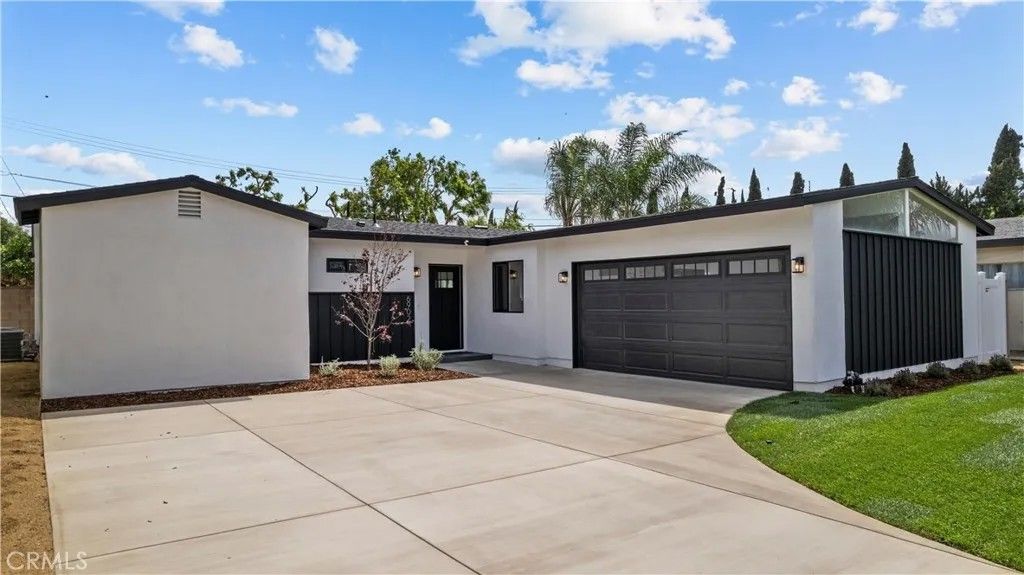 Photo of 6902 Lasaine Avenue, Lake Balboa, CA 91406 (MLS # SR26071152)