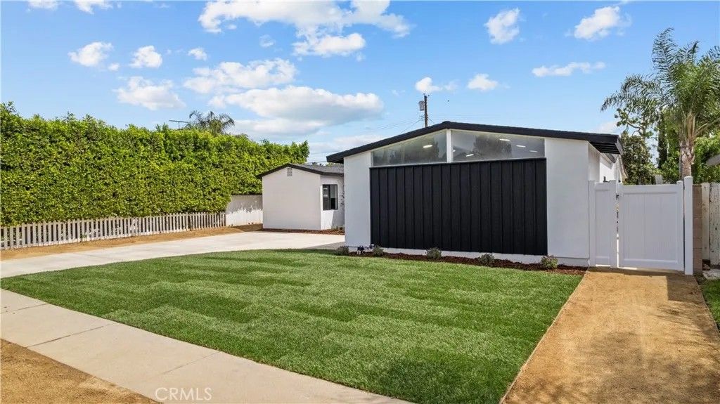 Photo of 6902 Lasaine Avenue, Lake Balboa, CA 91406 (MLS # SR26071152)