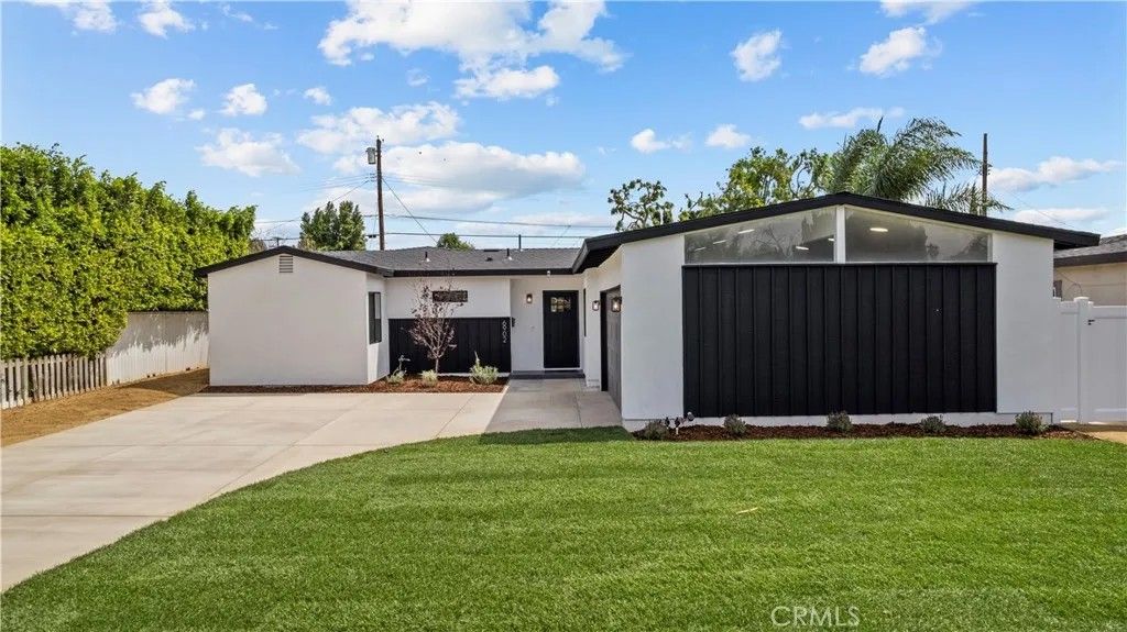 Photo of 6902 Lasaine Avenue, Lake Balboa, CA 91406 (MLS # SR26071152)