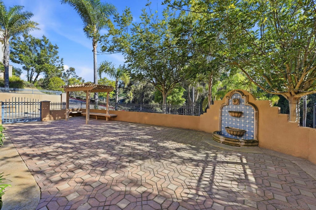 Photo of 8010 Gilman CT, La Jolla, CA 92037 (MLS # 260014541)