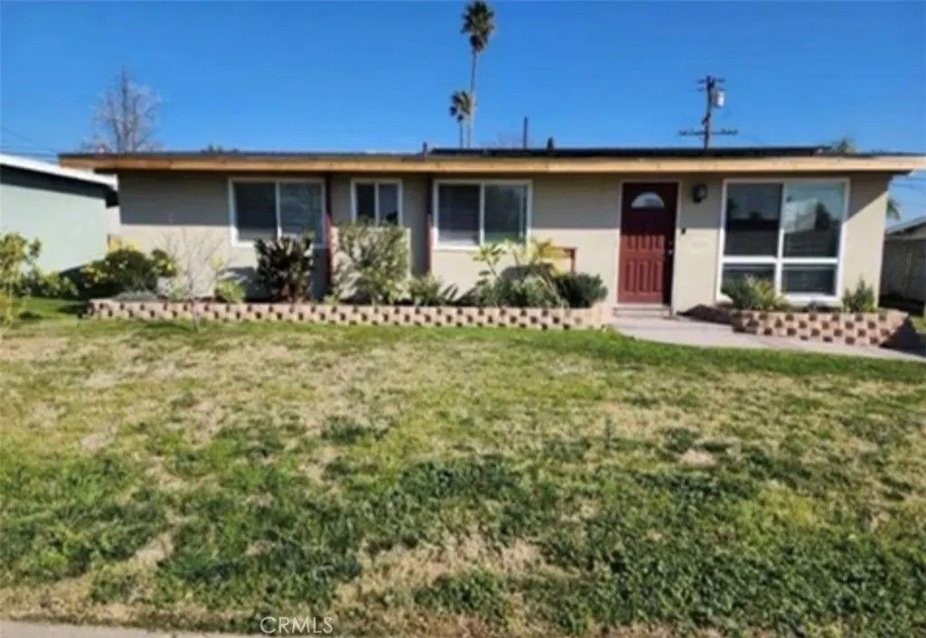 Photo of 833 N Lilac Ave, Rialto, CA 92376 (MLS # CV26015241)