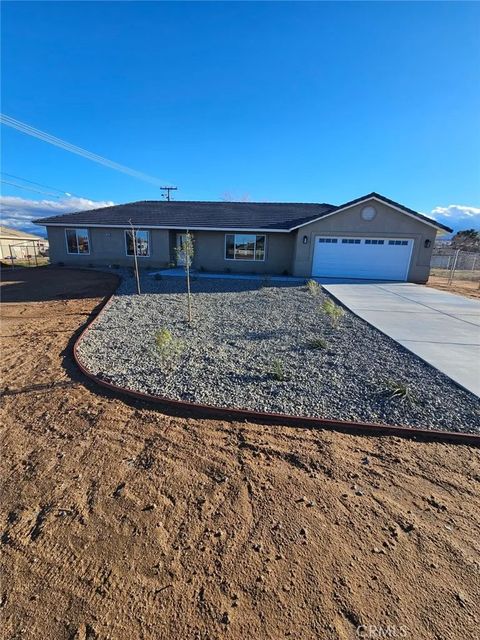 Photo of 20495 Zuni Road, Apple Valley, CA 92307 (MLS # HD26033380)