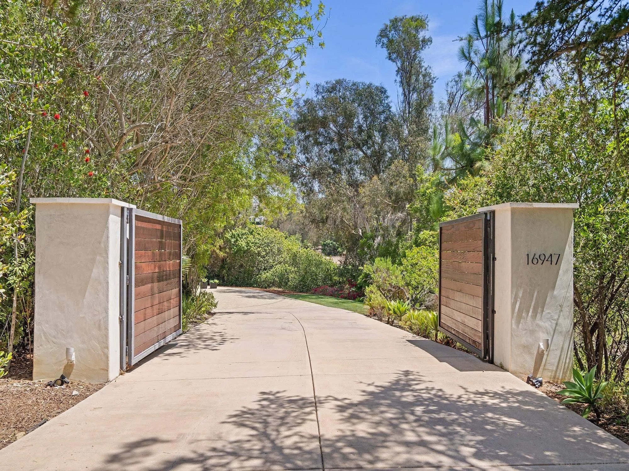 16947 AVENIDA LUIS