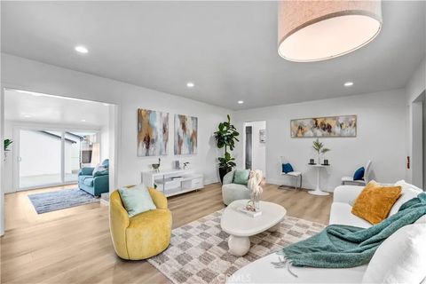 Tiny photo for 2030 N Brighton St, Burbank, CA 91504 (MLS # CV25232502)