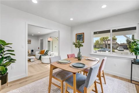 Tiny photo for 2030 N Brighton St, Burbank, CA 91504 (MLS # CV25232502)
