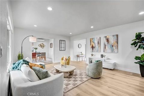Tiny photo for 2030 N Brighton St, Burbank, CA 91504 (MLS # CV25232502)