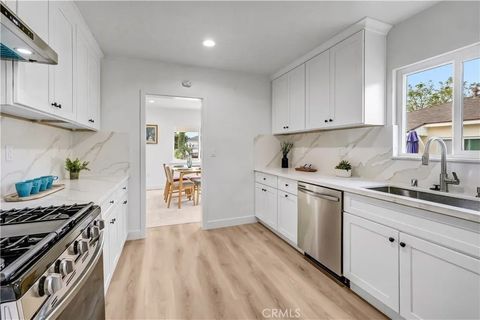 Tiny photo for 2030 N Brighton St, Burbank, CA 91504 (MLS # CV25232502)