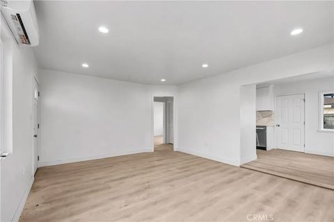 Tiny photo for 2030 N Brighton St, Burbank, CA 91504 (MLS # CV25232502)
