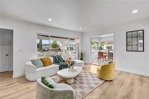 Tiny photo for 2030 N Brighton St, Burbank, CA 91504 (MLS # CV25232502)