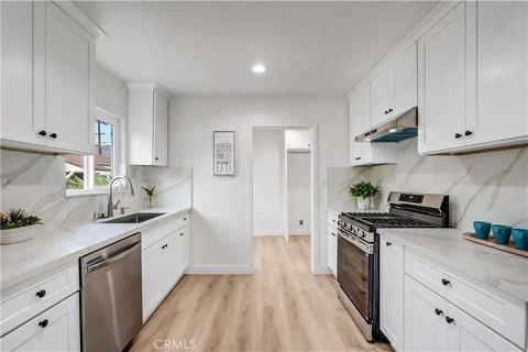 Tiny photo for 2030 N Brighton St, Burbank, CA 91504 (MLS # CV25232502)
