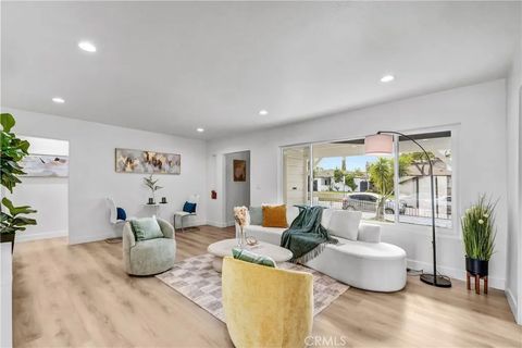Tiny photo for 2030 N Brighton St, Burbank, CA 91504 (MLS # CV25232502)