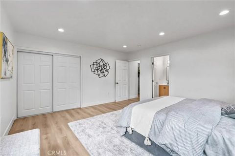 Tiny photo for 2030 N Brighton St, Burbank, CA 91504 (MLS # CV25232502)
