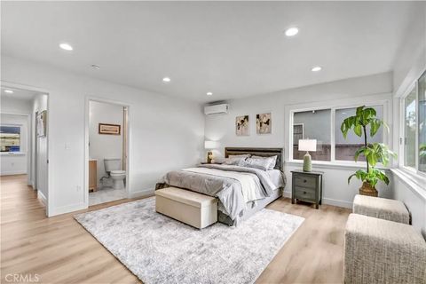 Tiny photo for 2030 N Brighton St, Burbank, CA 91504 (MLS # CV25232502)