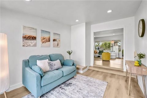 Tiny photo for 2030 N Brighton St, Burbank, CA 91504 (MLS # CV25232502)