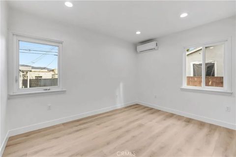 Tiny photo for 2030 N Brighton St, Burbank, CA 91504 (MLS # CV25232502)