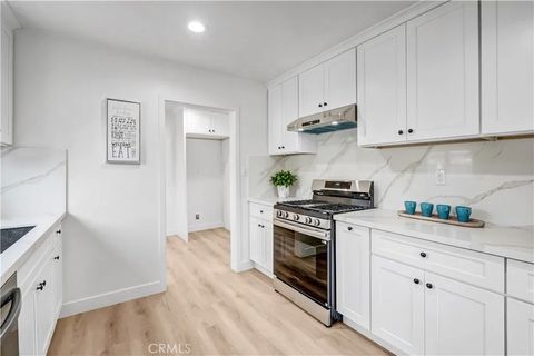 Tiny photo for 2030 N Brighton St, Burbank, CA 91504 (MLS # CV25232502)