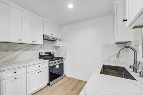 Tiny photo for 2030 N Brighton St, Burbank, CA 91504 (MLS # CV25232502)