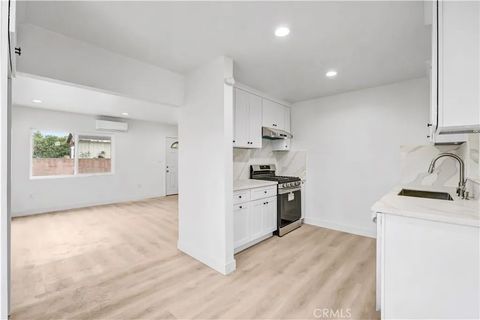 Tiny photo for 2030 N Brighton St, Burbank, CA 91504 (MLS # CV25232502)