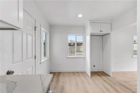 Tiny photo for 2030 N Brighton St, Burbank, CA 91504 (MLS # CV25232502)